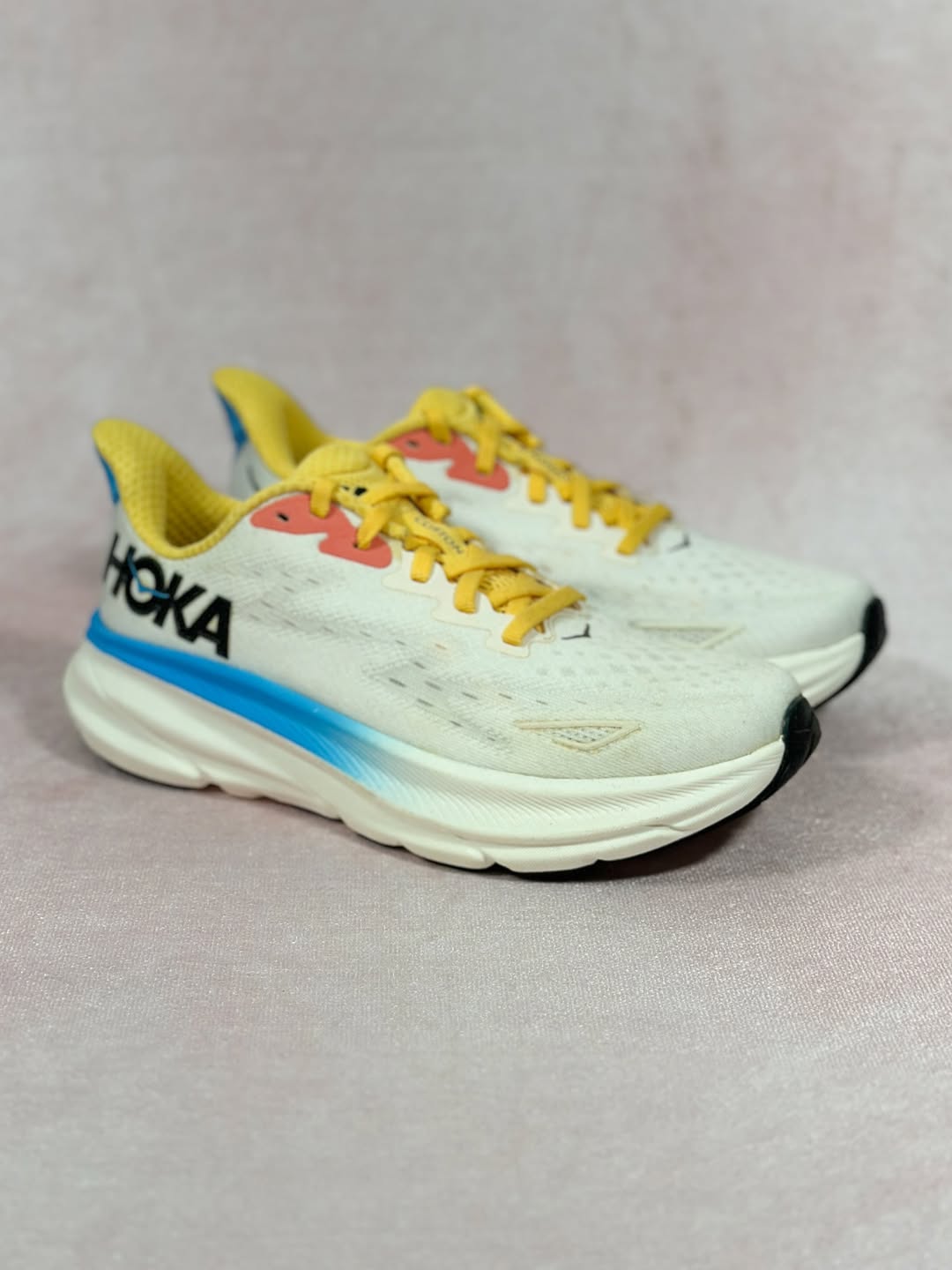 کفش هوکا کلیفتون ۹ زنانه سفید – نمای روبه‌رو