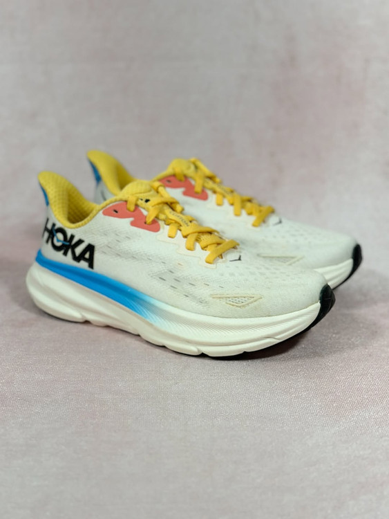 کفش هوکا کلیفتون ۹ زنانه سفید – نمای روبهرو