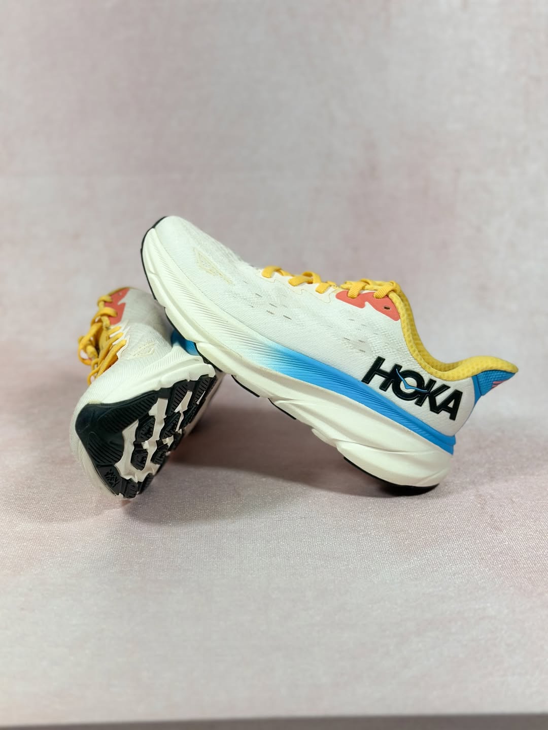 جفت کفش هوکا کلیفتون ۹ زنانه سفید– کنار هم روی پس‌زمینه سفید