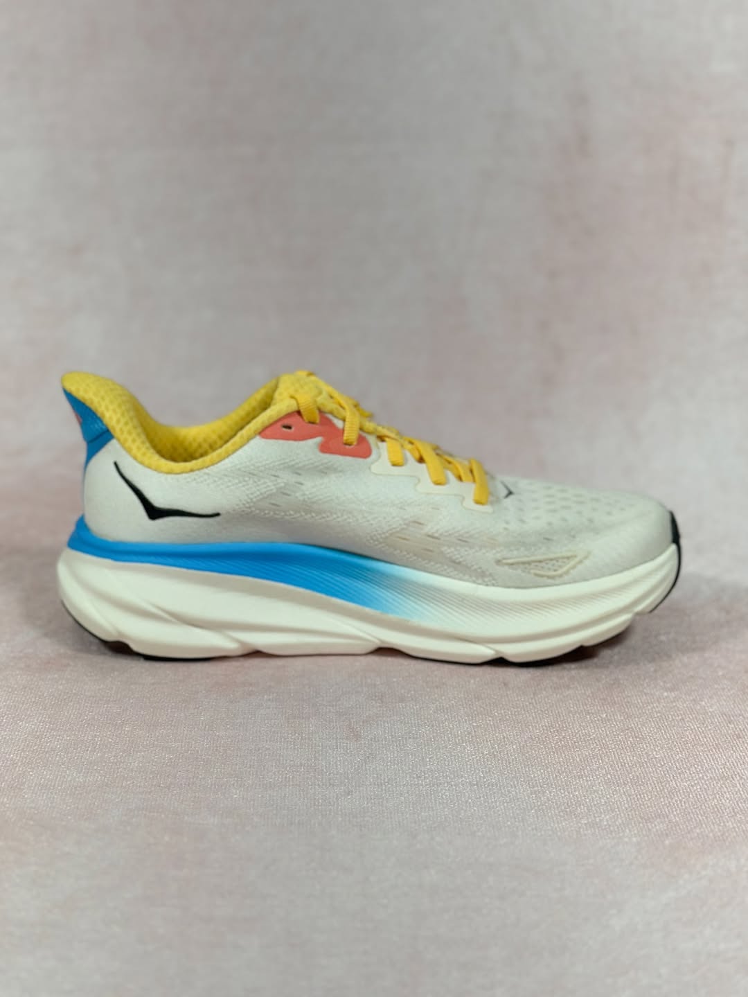 کفش دویدن زنانه هوکا کلیفتون ۹ سفید– نمای جانبی راست