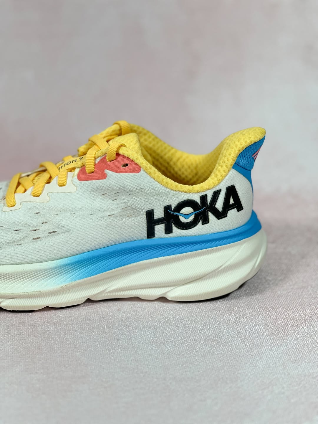 لوگوی HOKA روی بالهٔ میانی Clifton 9 زنانه – رنگ سفید