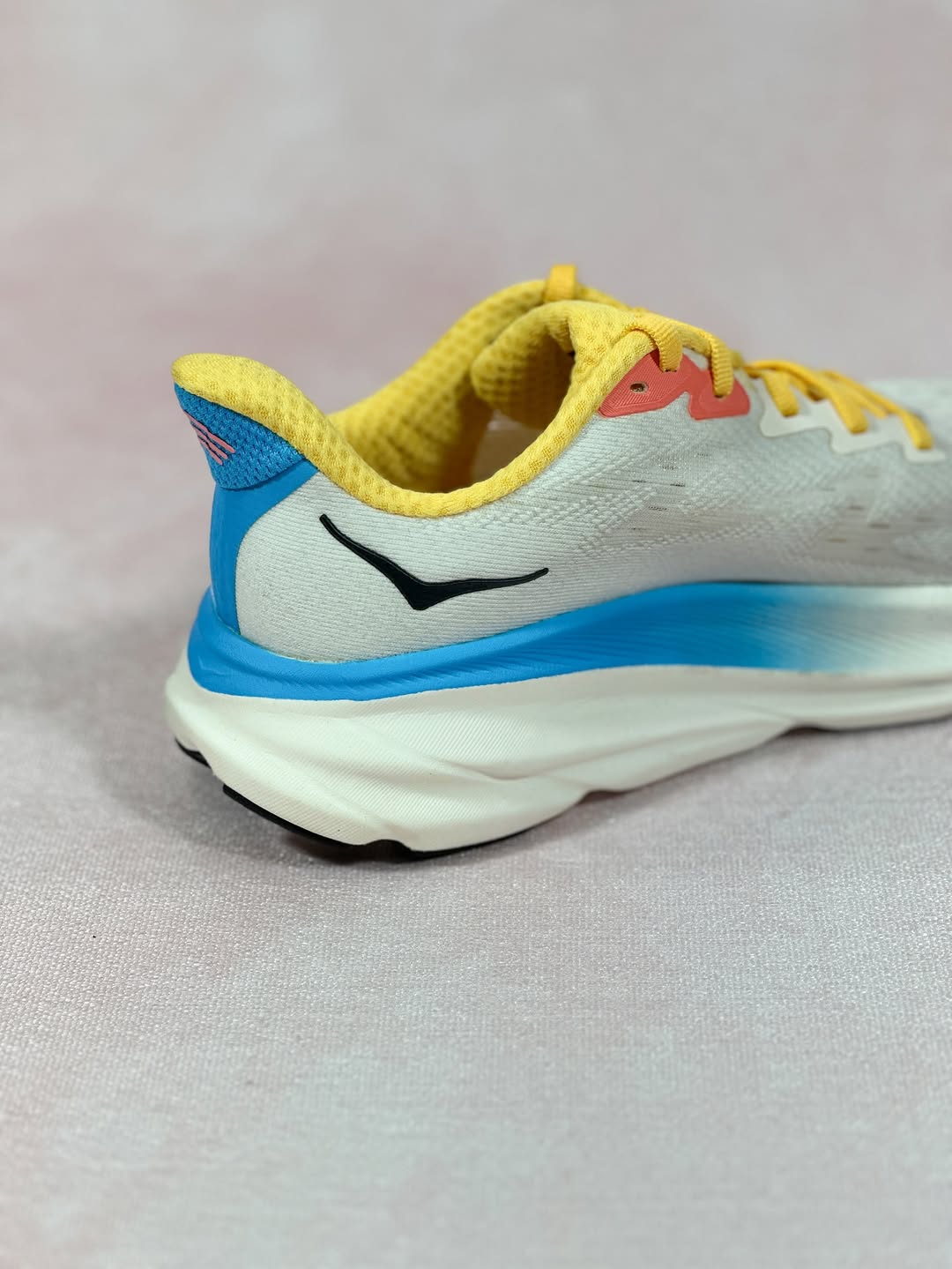 هوکا کلیفتون ۹ زنانه سفید – نمای پشت پاشنه