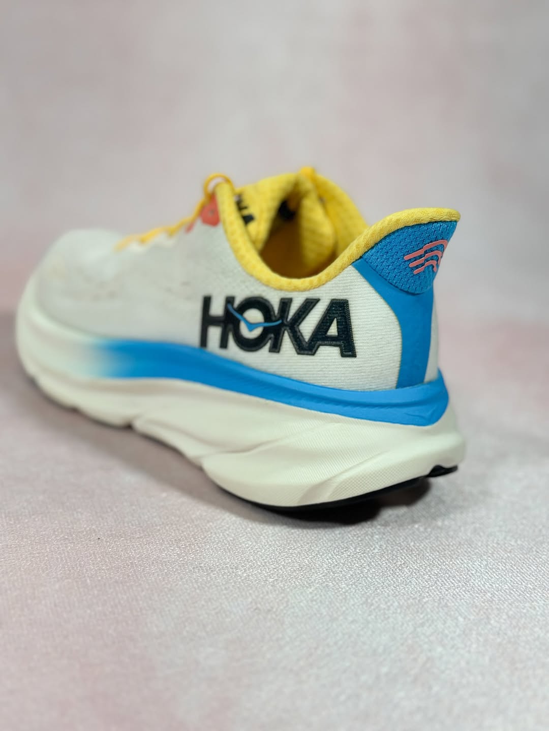 کفش هوکا کلیفتون ۹ زنانه سفید – نمای روبه‌رو