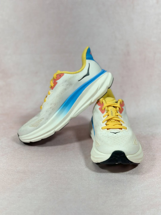 هوکا Clifton 9 زنانه رنگ سفید– نمای سهربع از جلو