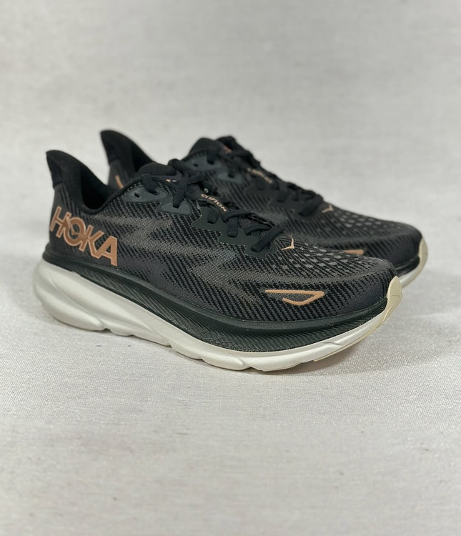 هوکا Clifton 9 زنانه رنگ مشکی– نمای سهربع از جلو