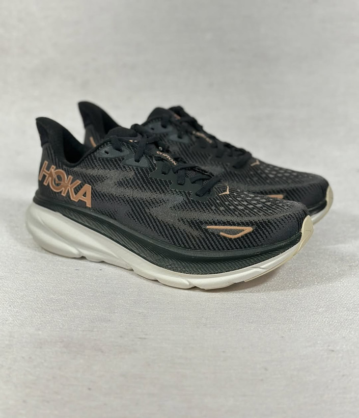 هوکا Clifton 9 زنانه رنگ مشکی– نمای سهربع از جلو