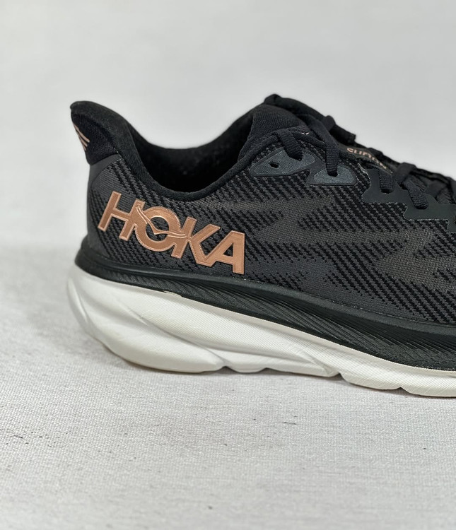 لوگوی HOKA روی بالهٔ میانی Clifton 9 زنانه – رنگ مشکی