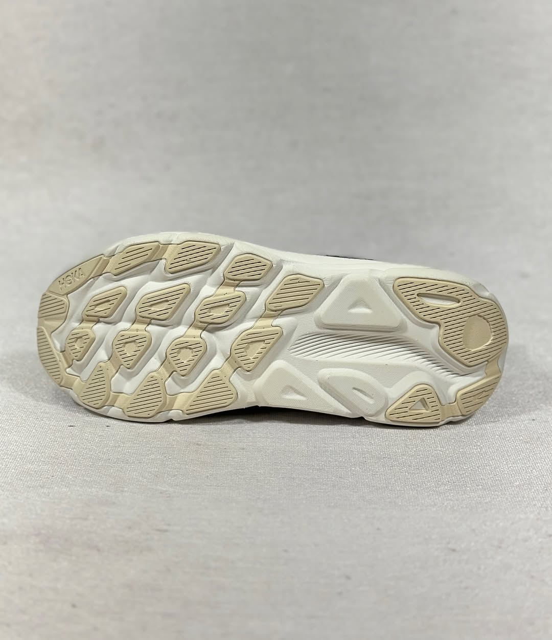 زیرهٔ کفش هوکا کلیفتون ۹ زنانه – الگوی آج و لاستیک