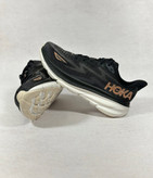 هوکا Clifton 9 زنانه رنگ مشکی– نمای سهربع از جلو