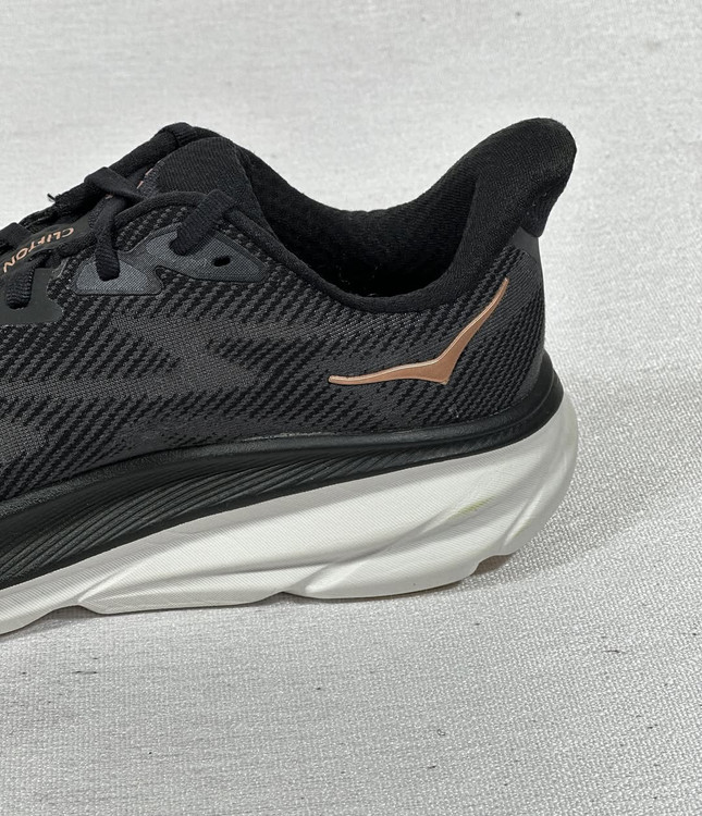 هوکا کلیفتون ۹ زنانه مشکی – نمای پشت پاشنه