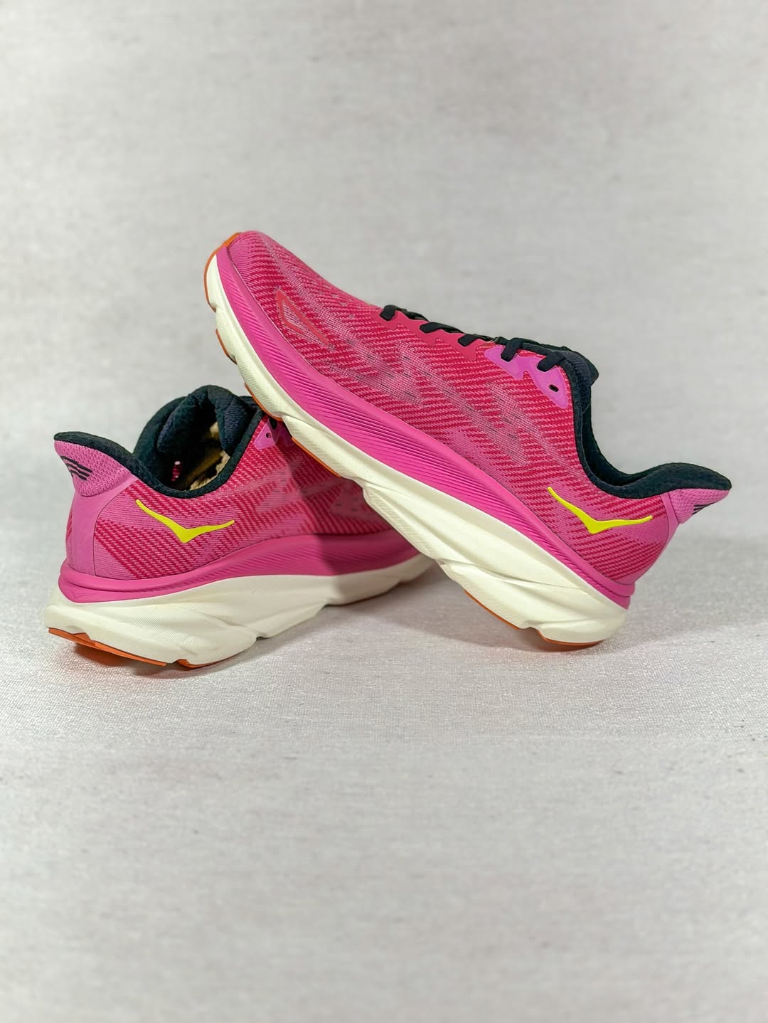 هوکا کلیفتون ۹ زنانه صورتی روی پا – پیاده‌روی شهری