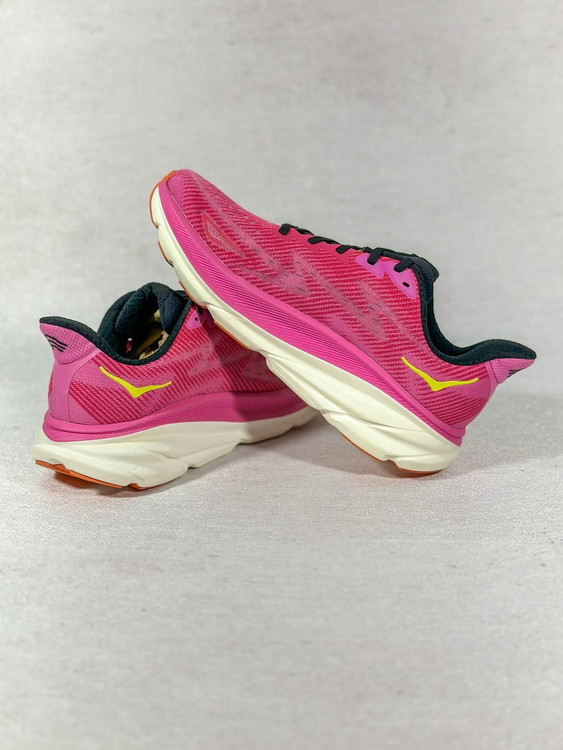 هوکا کلیفتون ۹ زنانه صورتی روی پا – پیادهروی شهری