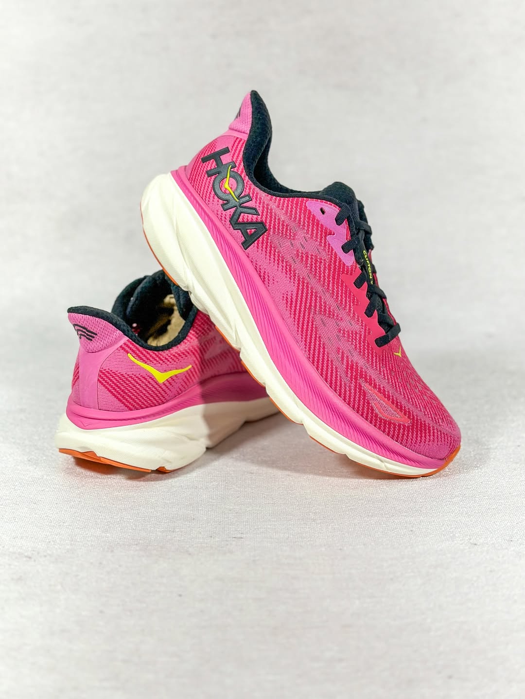 دویدن با هوکا کلیفتون ۹ زنانه صورتی در پارک