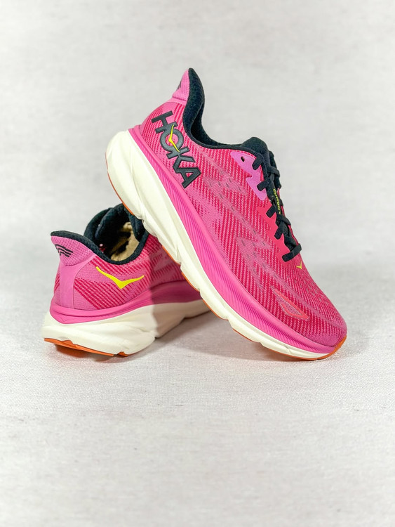 دویدن با هوکا کلیفتون ۹ زنانه صورتی در پارک