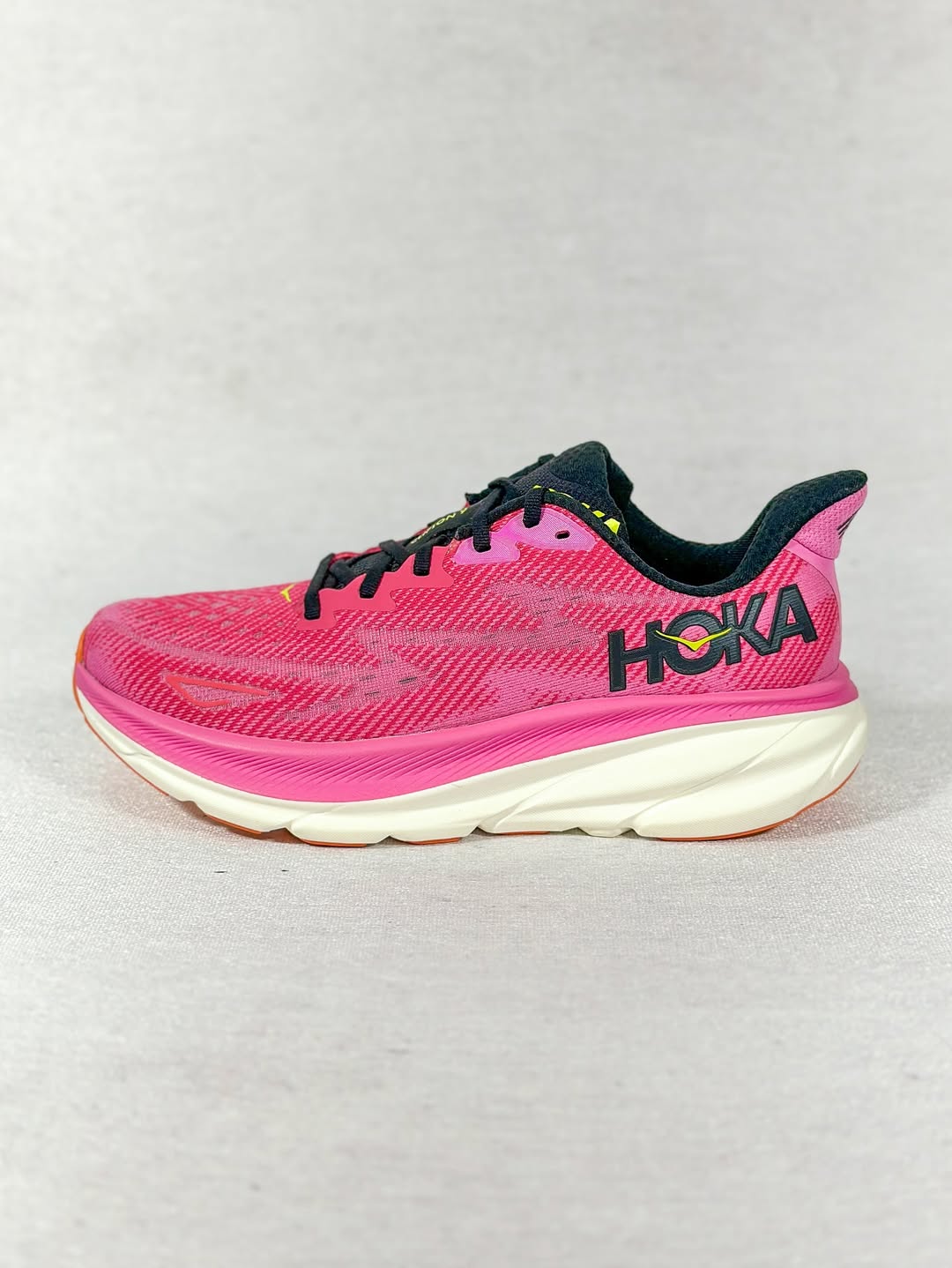 کفش دویدن زنانه هوکا کلیفتون ۹ صورتی – نمای جانبی چپ