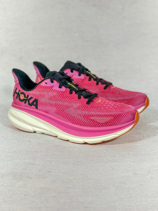 جفت کفش هوکا کلیفتون ۹ زنانه صورتی – کنار هم روی پسزمینه سفید