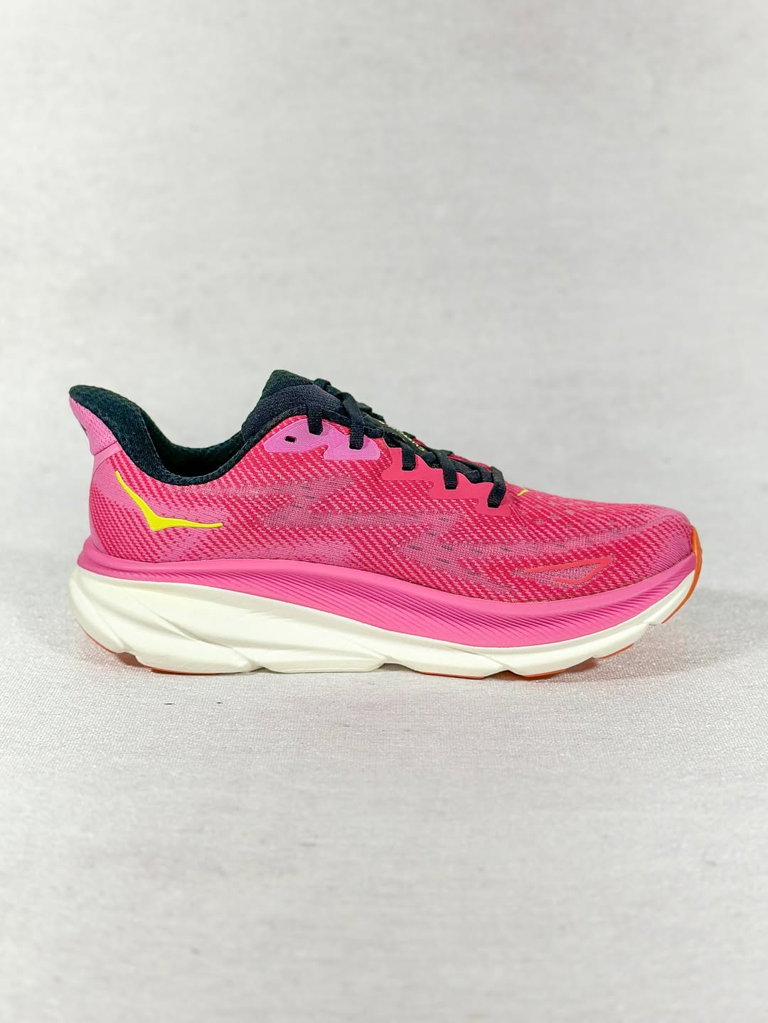 کفش دویدن زنانه هوکا کلیفتون ۹ صورتی – نمای جانبی راست