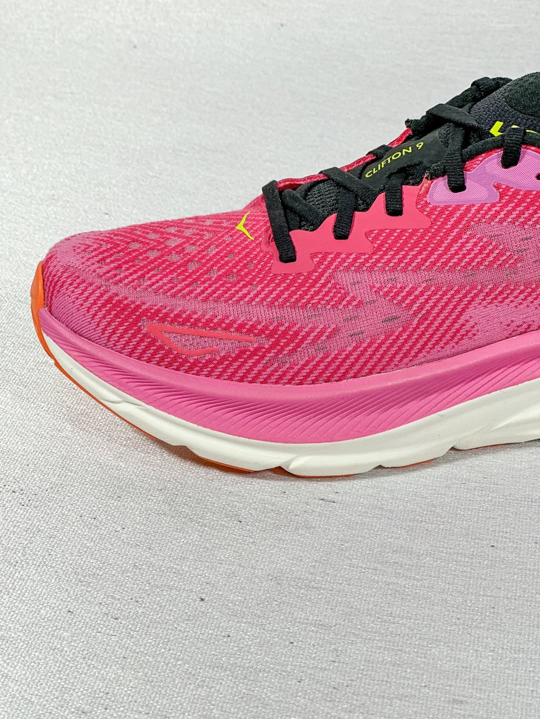 هوکا Clifton 9 Women Pink – نمای از بالا برای مشاهده فرم پنجه