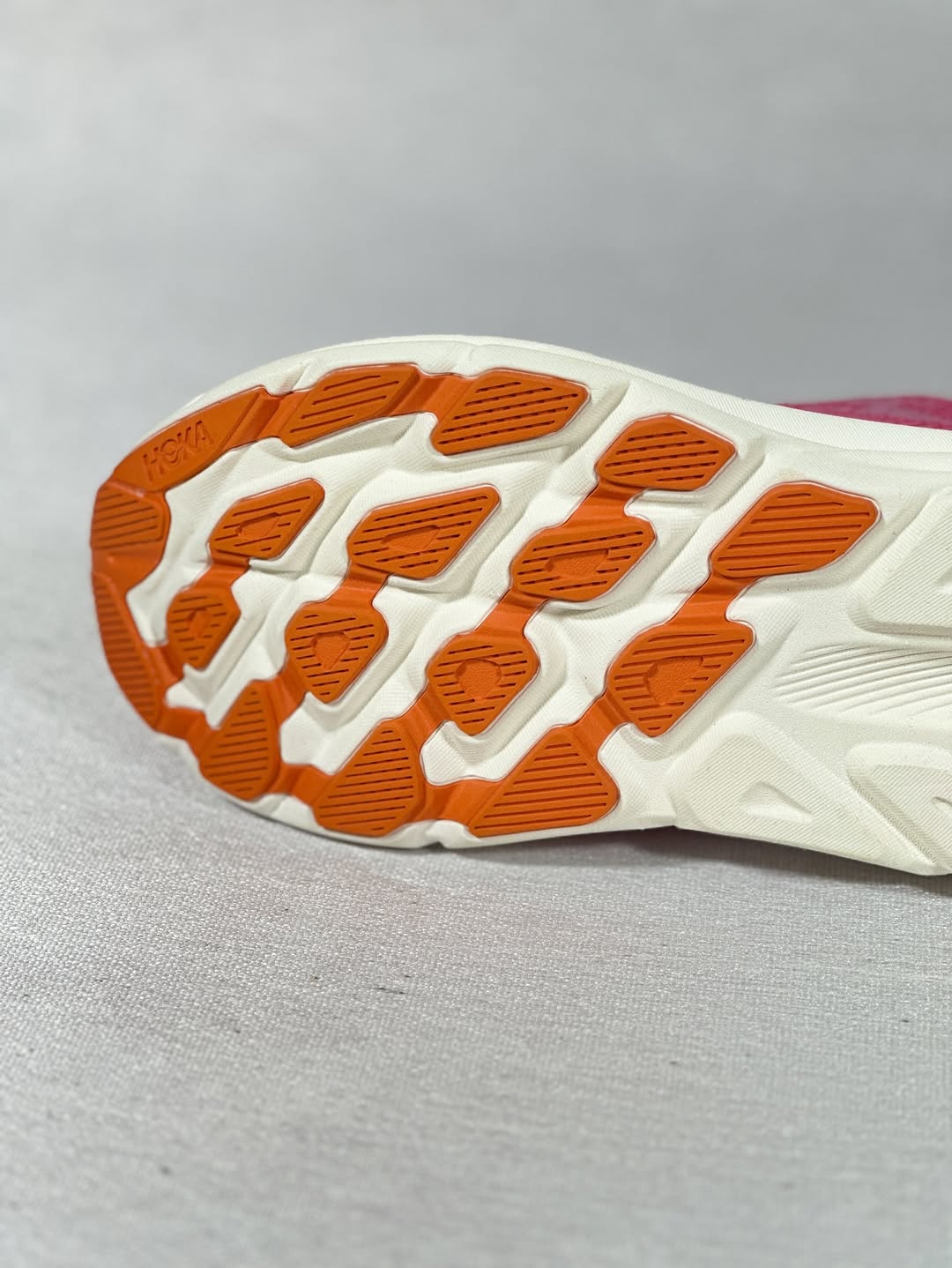 زیرهٔ کفش هوکا کلیفتون ۹ زنانه – الگوی آج و لاستیک