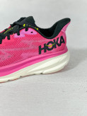 لوگوی HOKA روی بالهٔ میانی Clifton 9 زنانه – رنگ صورتی