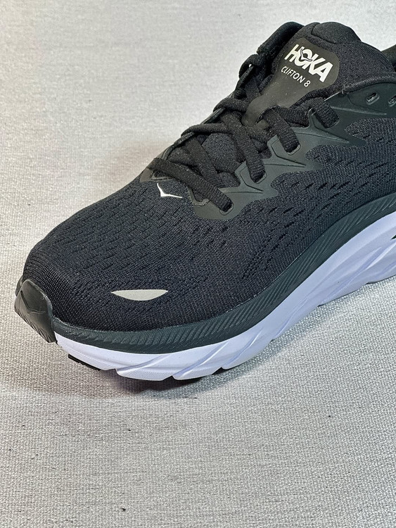 هوکا کلیفتون 8 زنانه مشکی روی پا – پیادهروی شهری