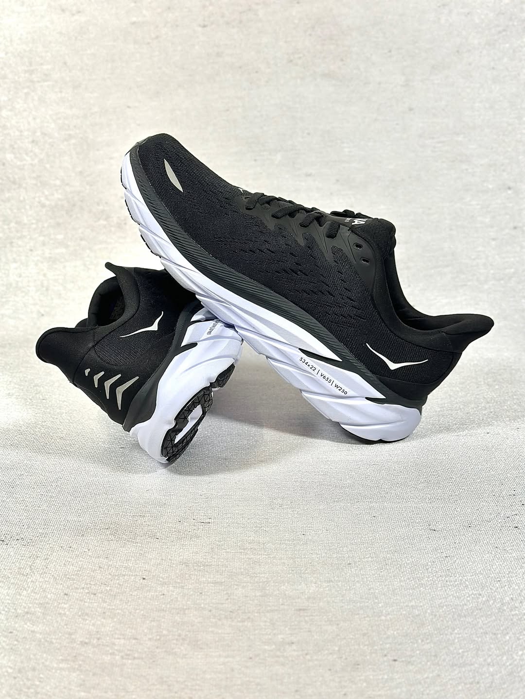 جفت کفش هوکا کلیفتون 8 زنانه مشکی– کنار هم روی پس‌زمینه سفید