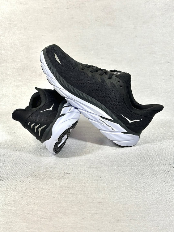 جفت کفش هوکا کلیفتون 8 زنانه مشکی– کنار هم روی پسزمینه سفید