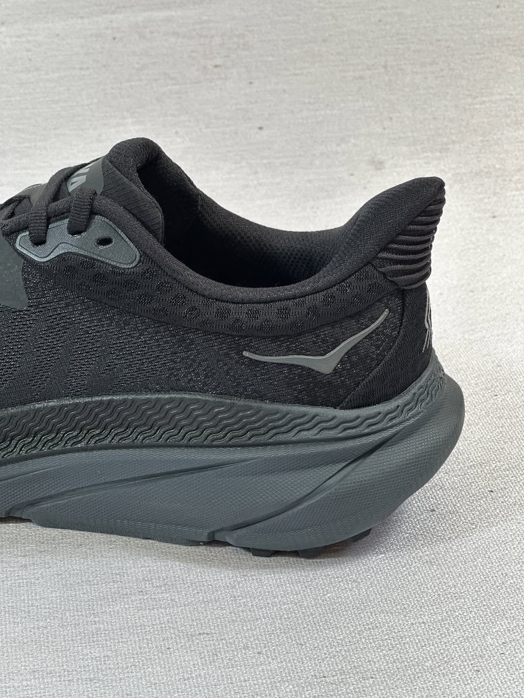 کفش تریل هوکا چلنجر ATR 7 با طراحی انعطاف‌پذیر و سبک