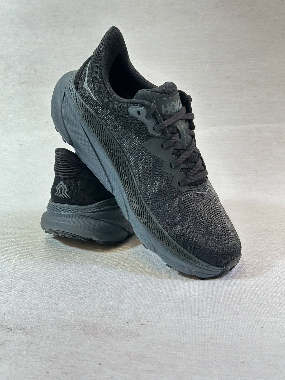 تصویر نزدیک از رویه تنفس‌پذیر کفش هوکا چلنجر ATR 7