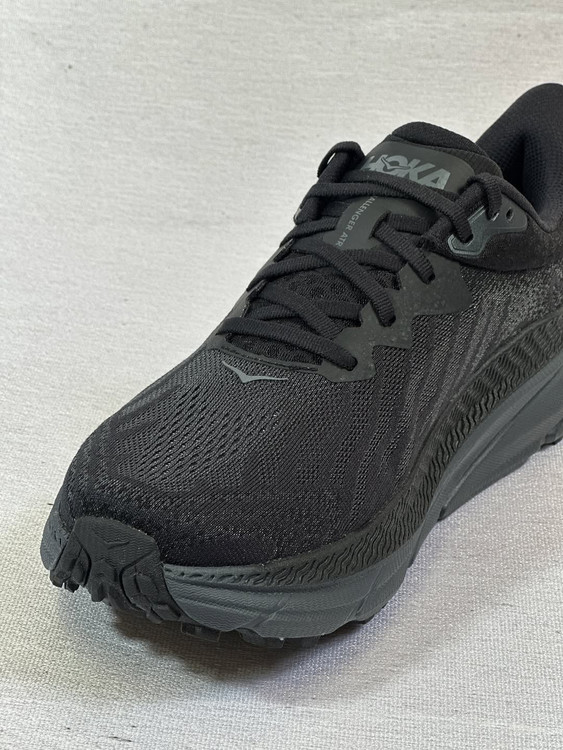 کفش هوکا چلنجر ATR 7 با کفه مقاوم و بالشتک مناسب دویدن طولان