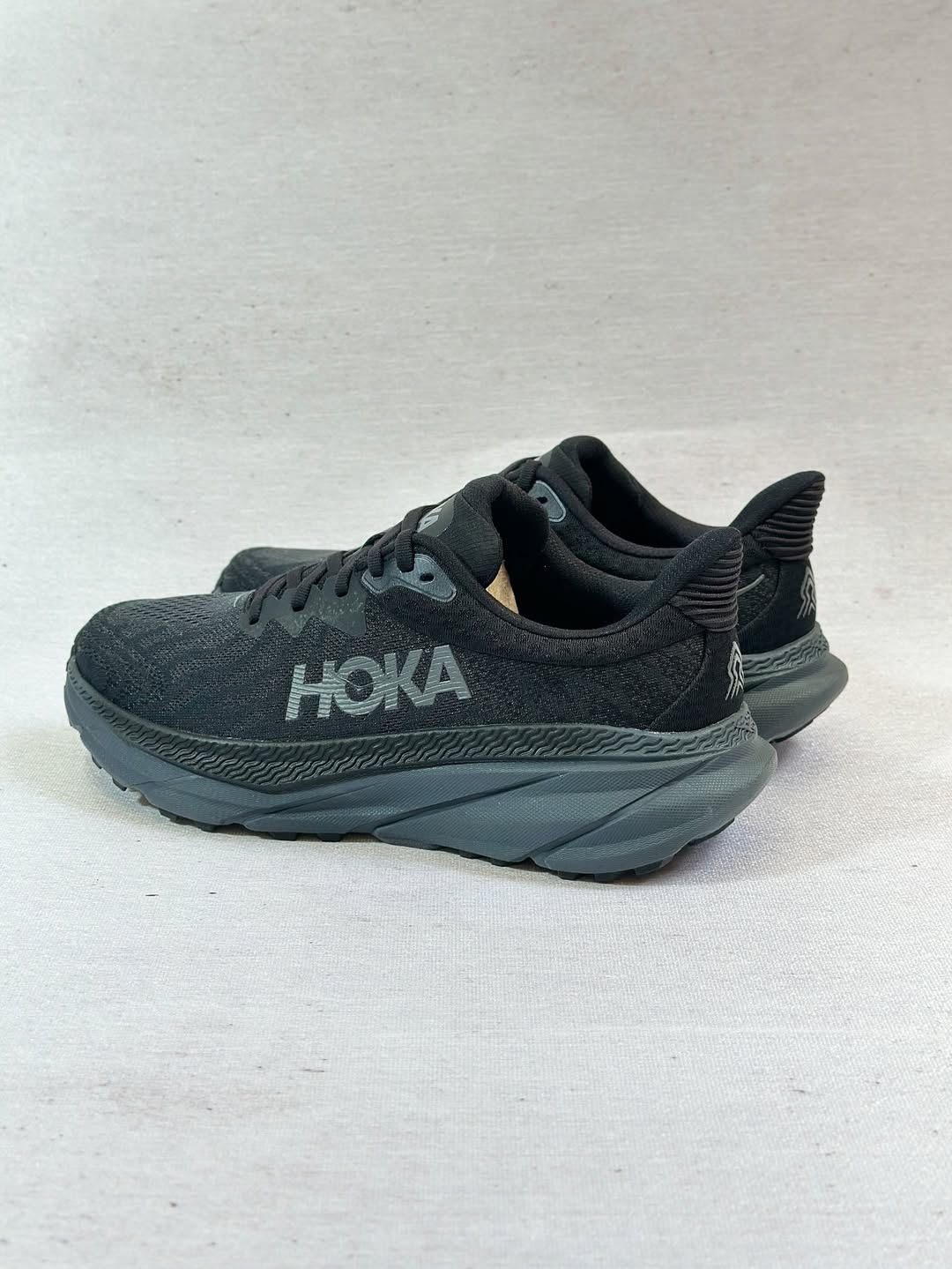 تصویر کفش Hoka Challenger ATR 7 با طراحی سبک و بالشتک نرم