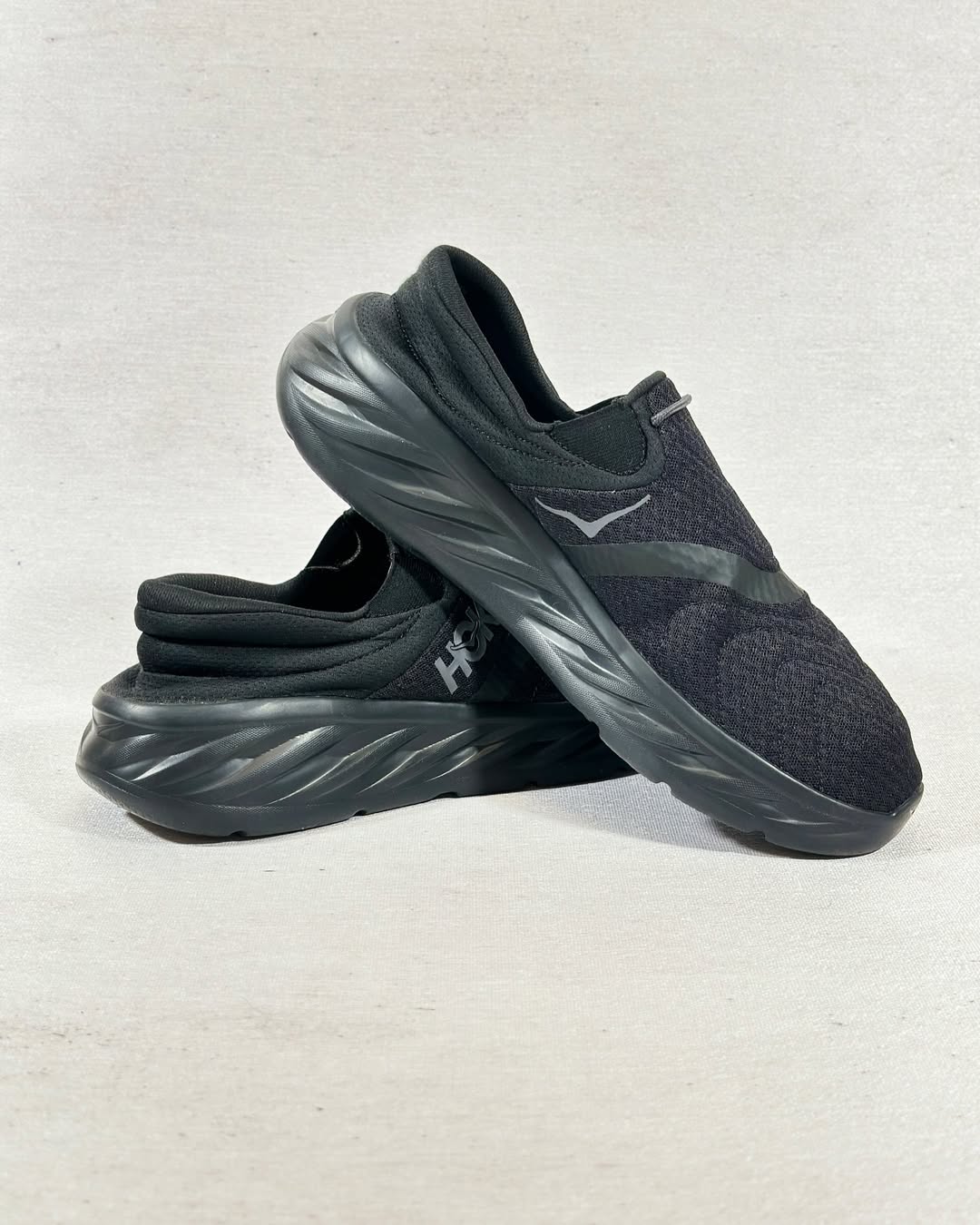 کفش هوکا ریکاوری اصل – نمای کناری راست در رنگ مشکی