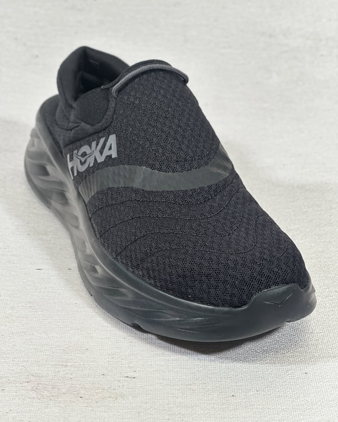 کفش هوکا ریکاوری اصل – نمای کناری راست در رنگ مشکی