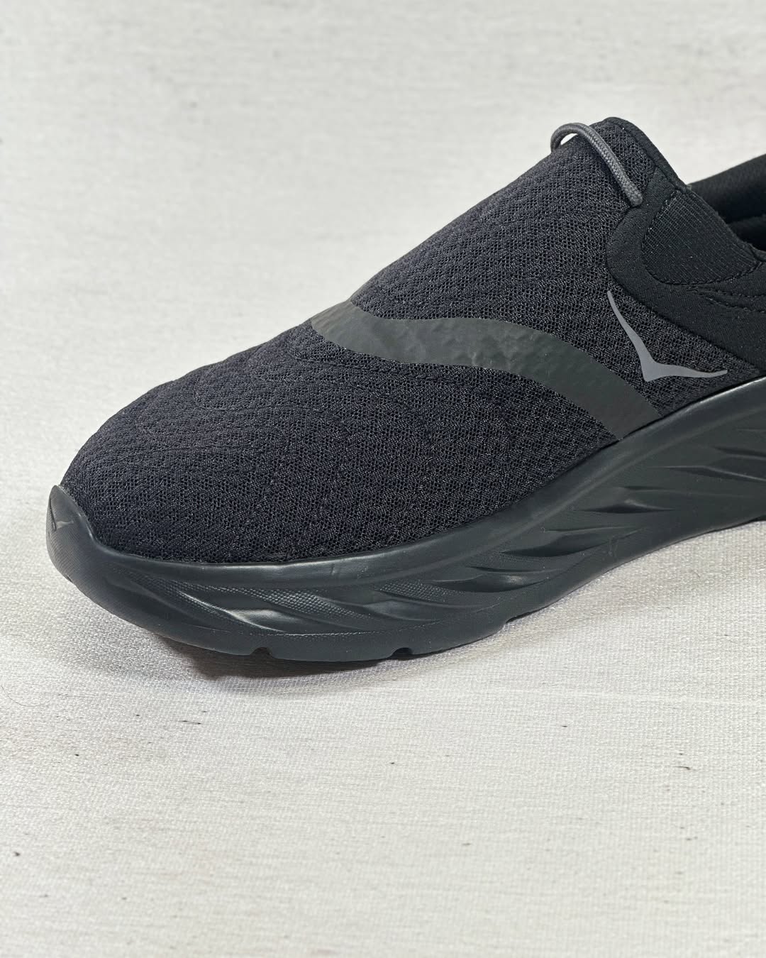 کفش هوکا ریکاوری اصل – نمای کناری راست در رنگ مشکی