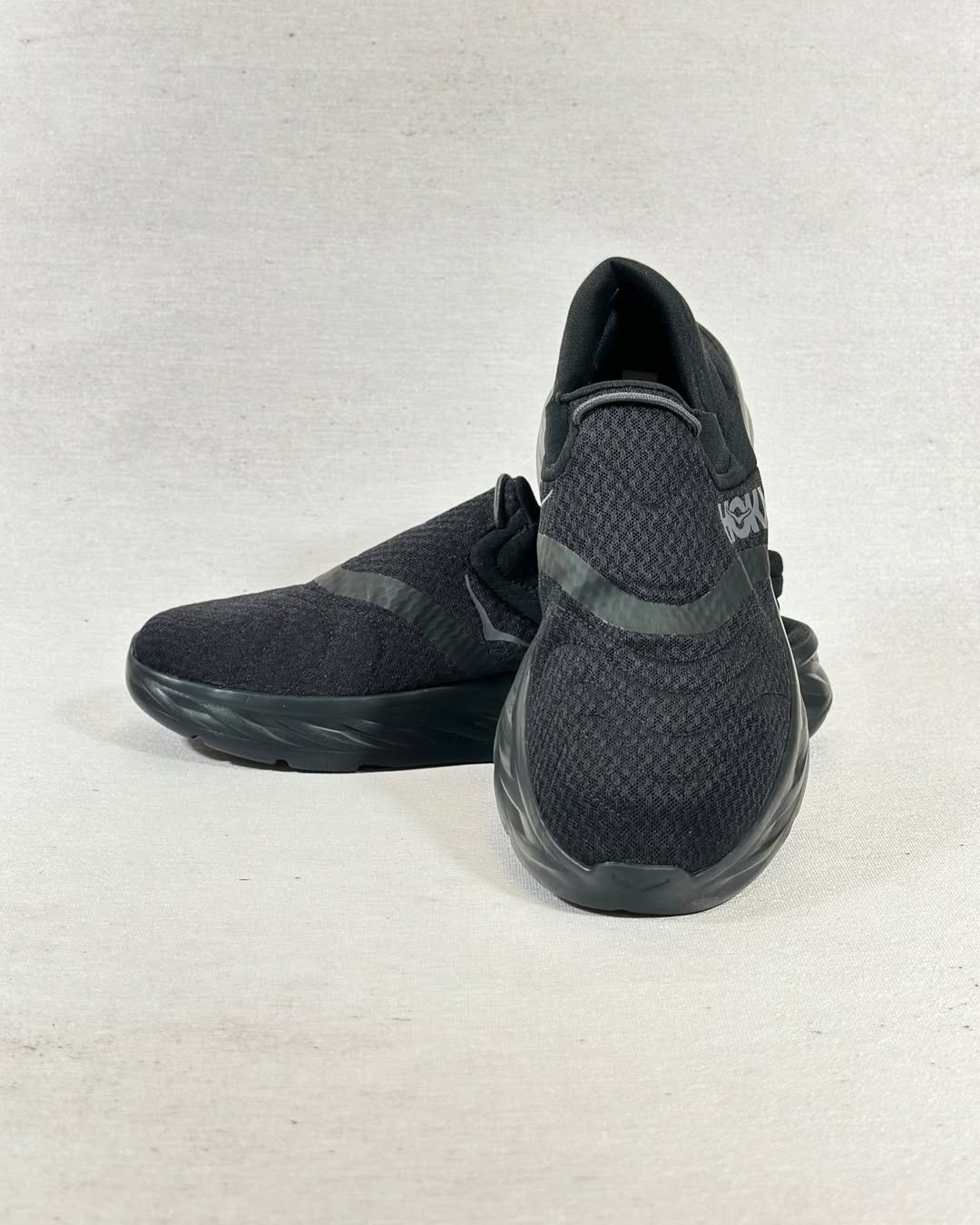 کفش هوکا ریکاوری اصل – نمای کناری راست در رنگ مشکی