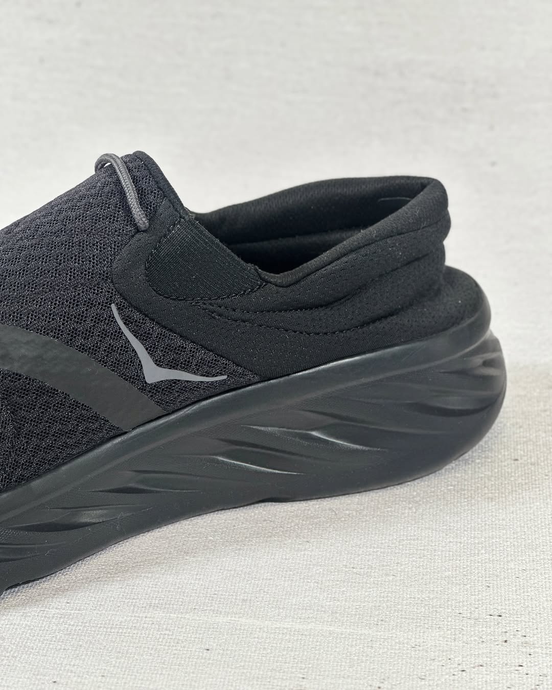 کفش هوکا ریکاوری اصل – نمای کناری راست در رنگ مشکی