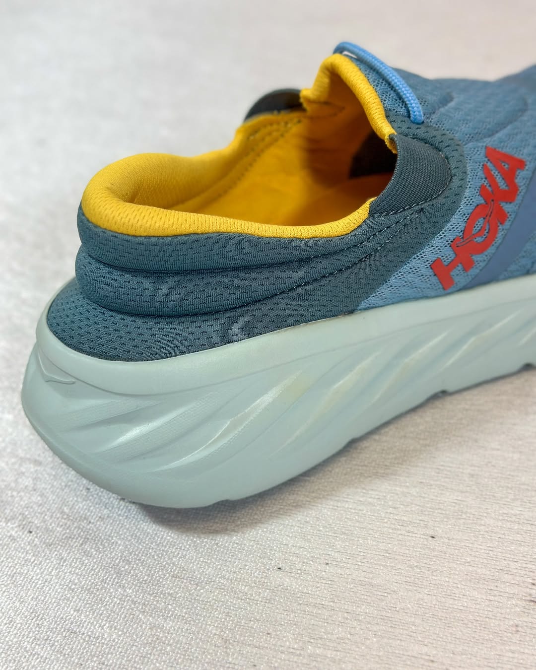 کفش هوکا ریکاوری اصل – نمای کناری راست در رنگ آبی