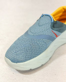 کفش هوکا ریکاوری – نمای داخلی با رویه سبک و تنفسپذیر در رنگ آبی