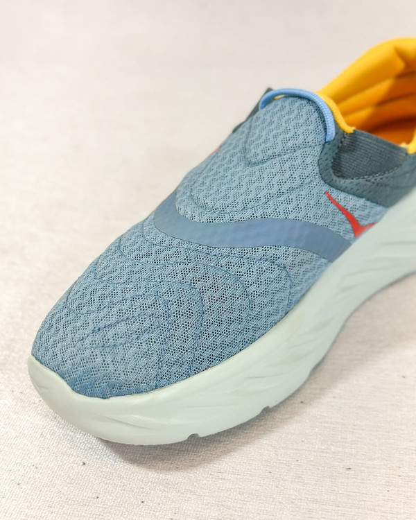 کفش هوکا ریکاوری – نمای داخلی با رویه سبک و تنفسپذیر در رنگ آبی