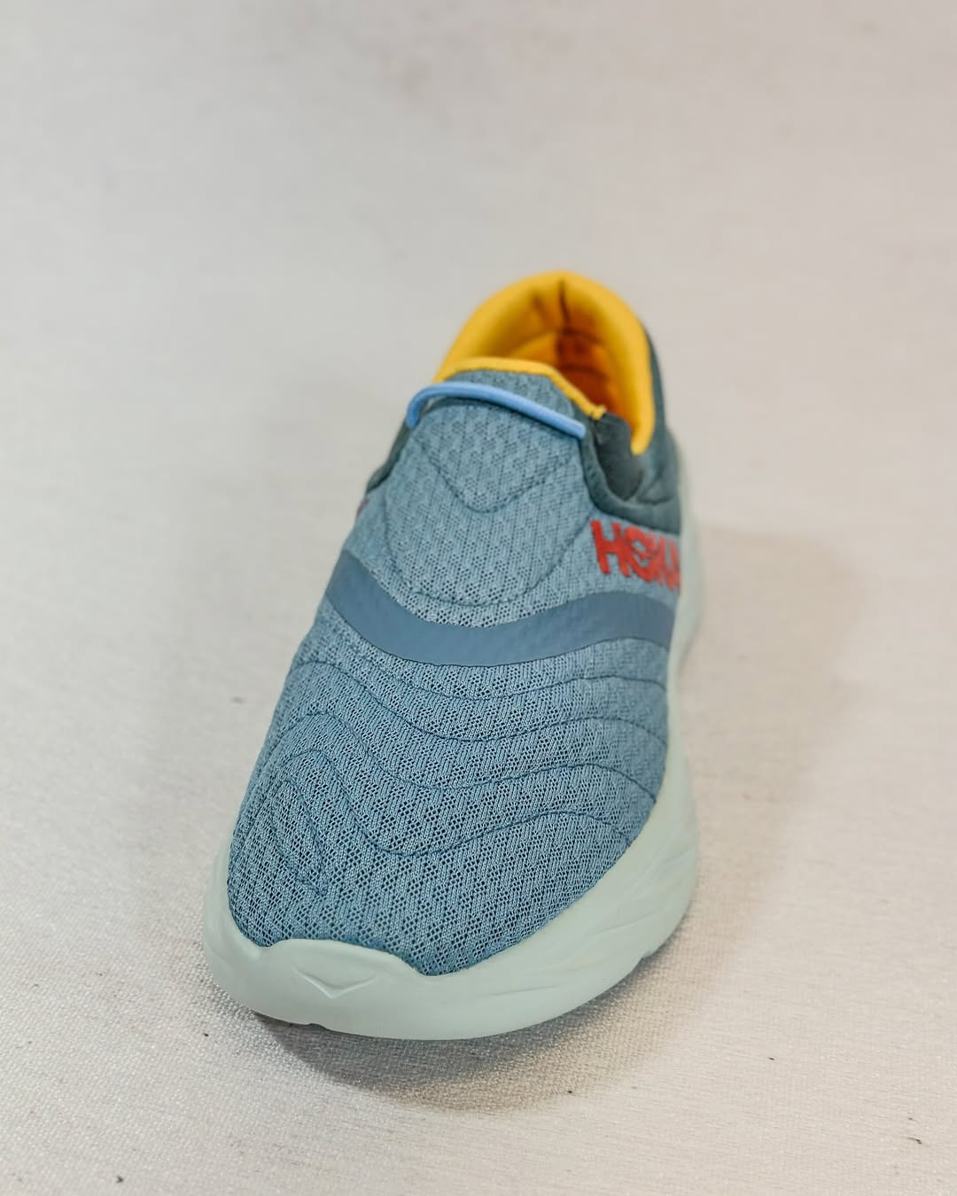کفش هوکا ریکاوری اصل – نمای کناری راست در رنگ آبی