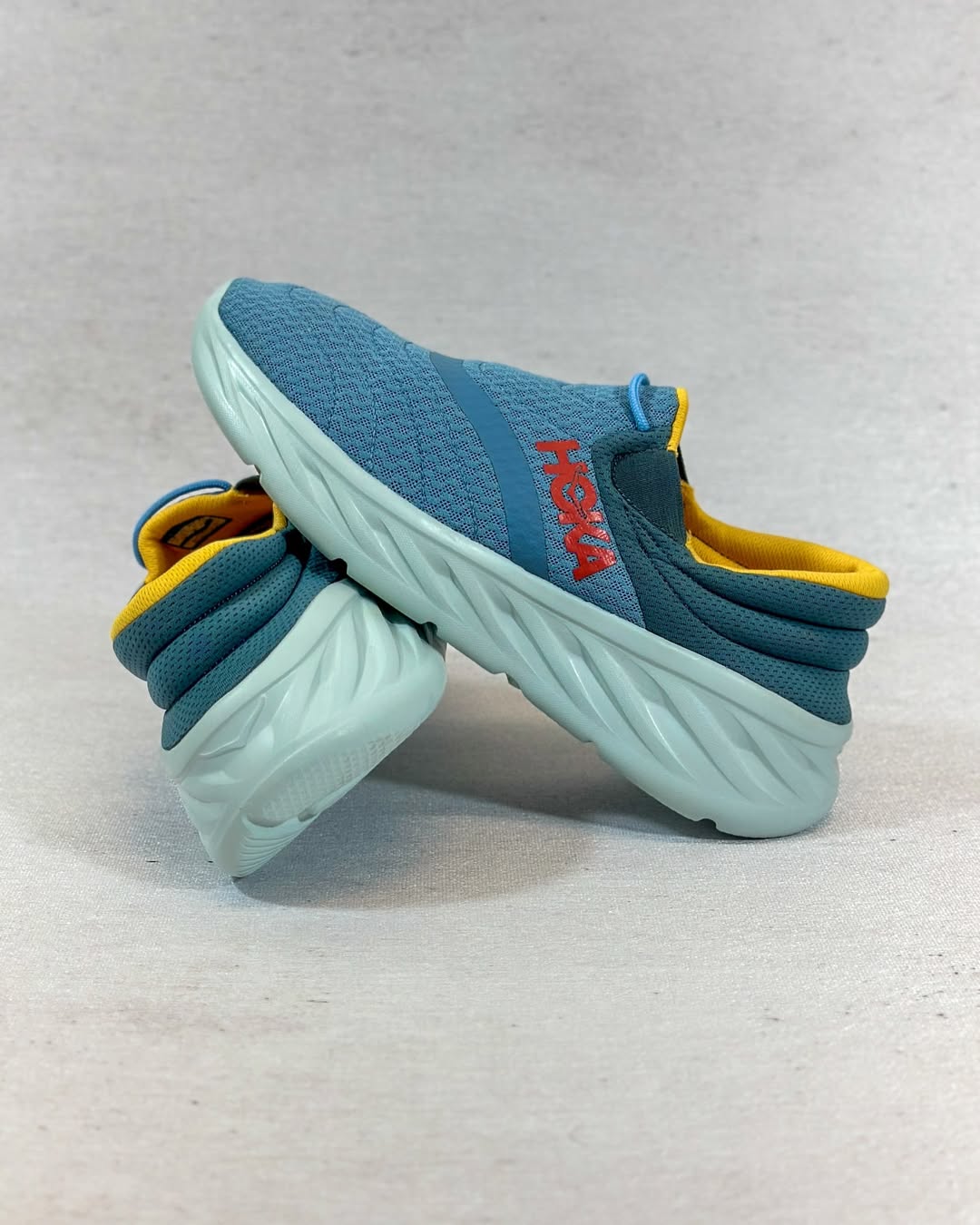 کفش هوکا ریکاوری اصل – نمای کناری راست در رنگ آبی