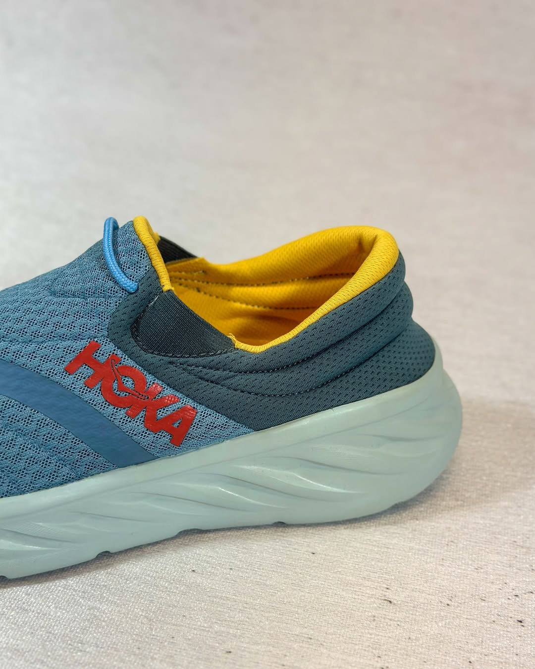 کفش هوکا ریکاوری – نمای پشت با پاشنه نرم و ارگونومیک در رنگ آبی