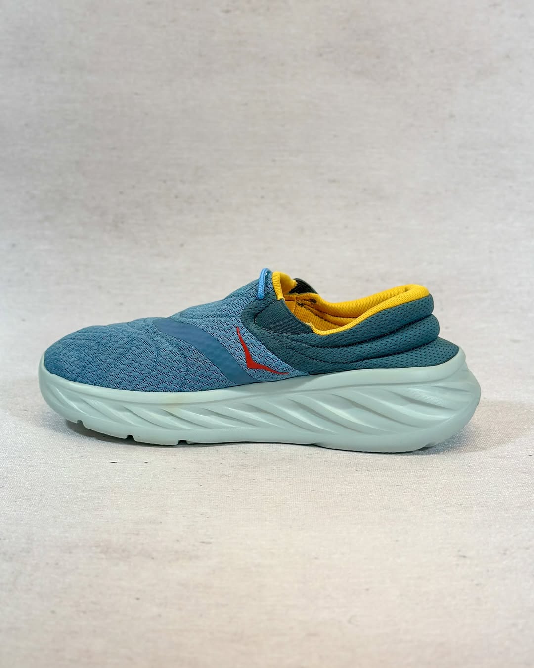 کفش هوکا ریکاوری اصل – نمای کناری راست در رنگ آبی