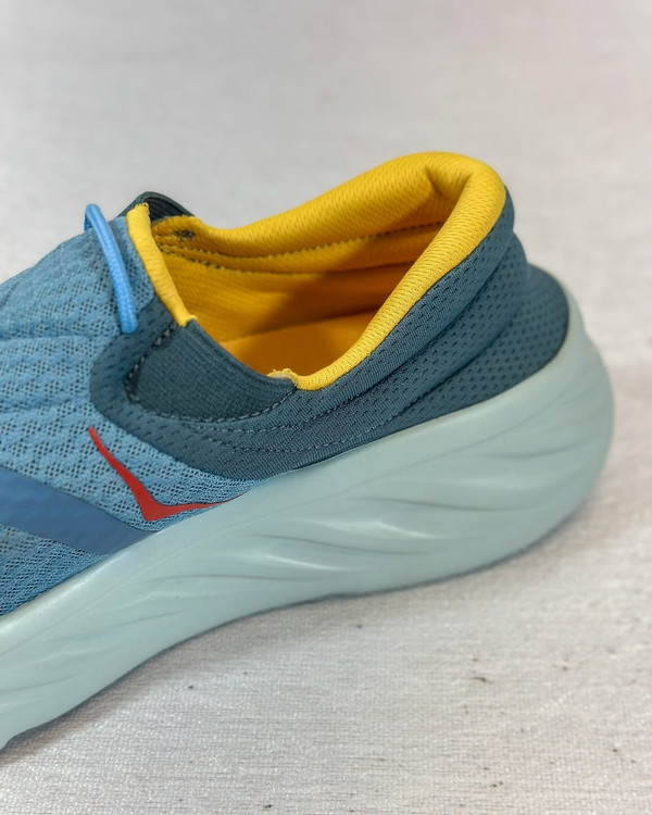 کفش هوکا ریکاوری – نمای خارجی با طراحی استاندارد و راحت در رنگ آبی