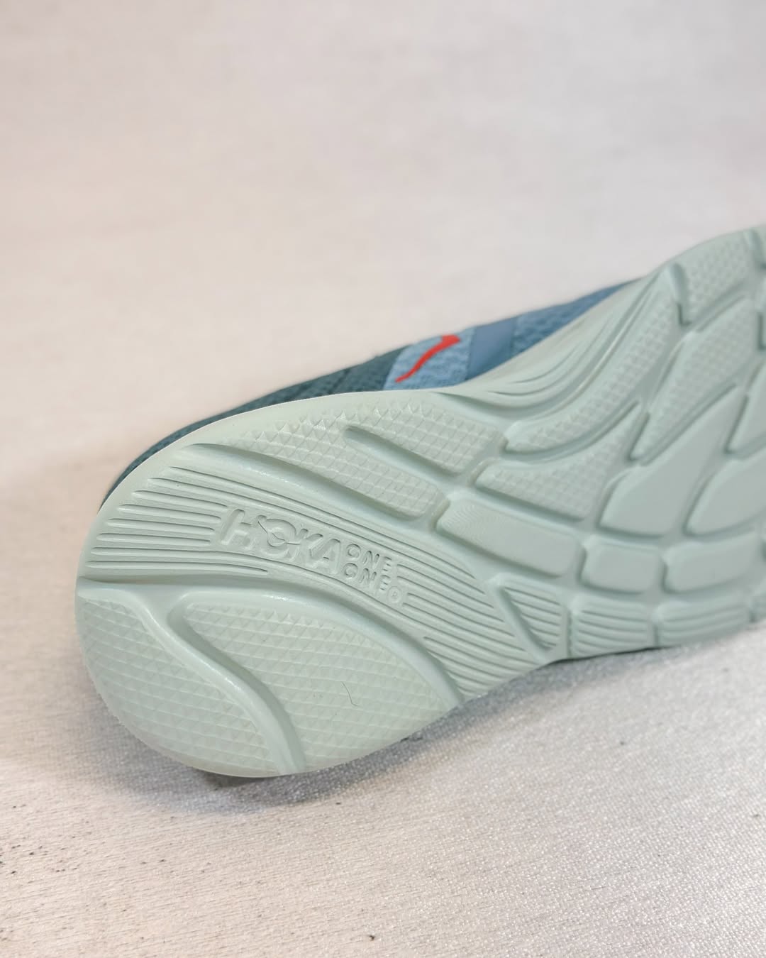 کفش هوکا ریکاوری – نمای سه‌ربع چپ با زیره نرم در رنگ آبی