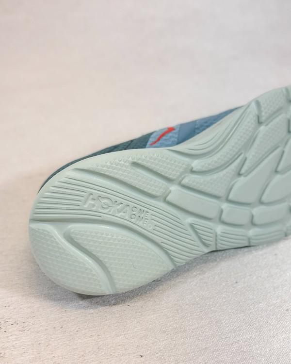 کفش هوکا ریکاوری – نمای سهربع چپ با زیره نرم در رنگ آبی