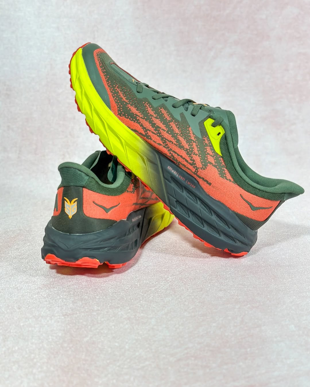 کفش هوکا اسپیدگوت اورجینال – نمای سه‌ربع راست در رنگ سبز لجنی برای مسیرهای کوهستانی