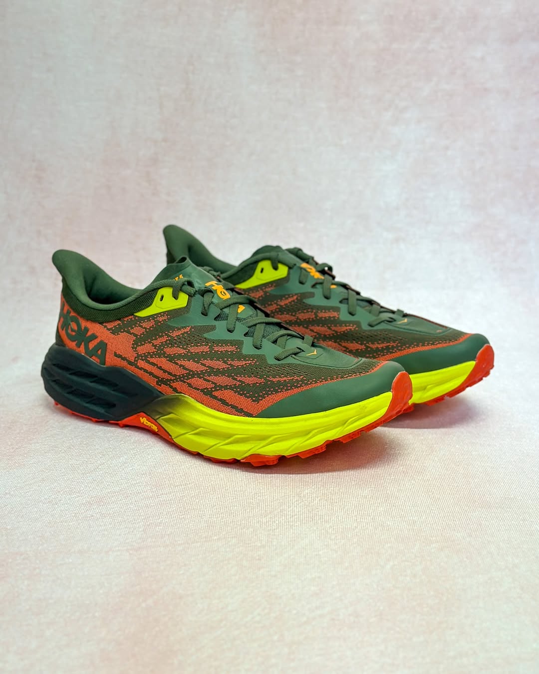کفش هوکا اسپیدگوت اورجینال – نمای کناری راست در رنگ سبز لجنی مناسب دویدن مسیر
