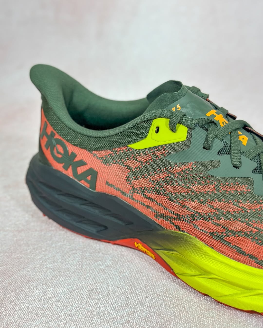 کفش هوکا اسپیدگوت اورجینال – نمای کناری راست در رنگ سبز لجنی مناسب دویدن مسیر