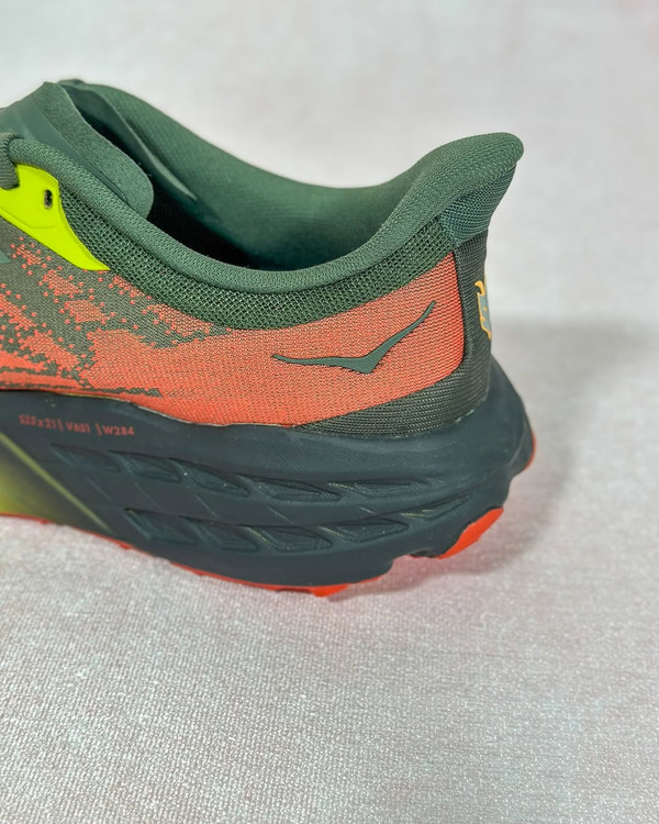 کفش هوکا اسپیدگوت – نمای پشت در رنگ سبز لجنی با پاشنه نرم و پایدار
